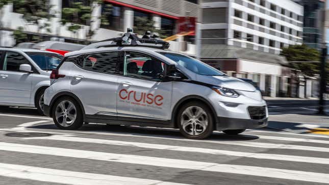 Image for article titled A Cruise Robotaxi Was Caught On Camera Malfunctioning In An Intersection