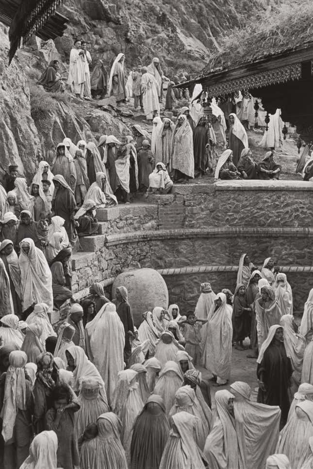Women at the Mahdum Shah Ziarat mosque, Srinagar, Kashmir, 1948.