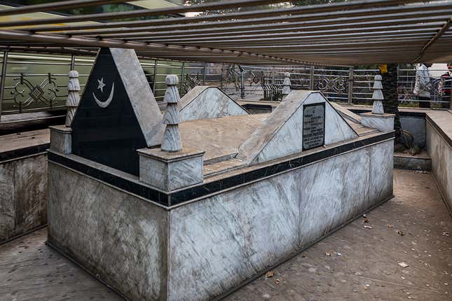 The tomb of Sheikh Ishaq Ali on Kona Expressway.