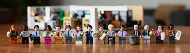 Imagen para el artículo titulado Parkour! Lo nuevo de Lego es un kit de The Office con 15 figuras y una engrapadora cubierta en gelatina