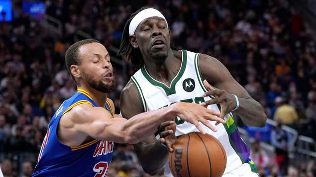 Steph Curry (l.) strips the ball from the hands of Jrue Holliday.