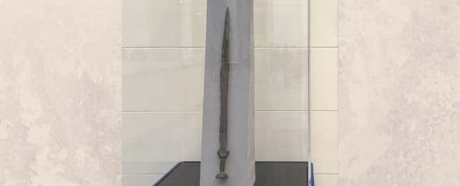 Imagen para el artículo titulado Un museo descubre que su réplica de una espada de la Edad del Bronce en realidad tiene 3.000 años