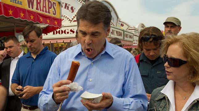Politician Rick Perry eats corn dog at Iowa State Fair