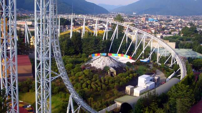 Cierran la montaña rusa con la aceleración más rápida porque la gente se está <i>rompiendo</i> los huesos