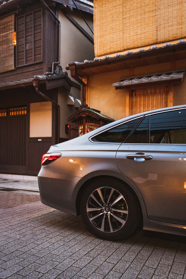 Image for article titled The 2019 Toyota Crown Is the RWD Japanese Luxury Cruiser the Avalon Should’ve Been