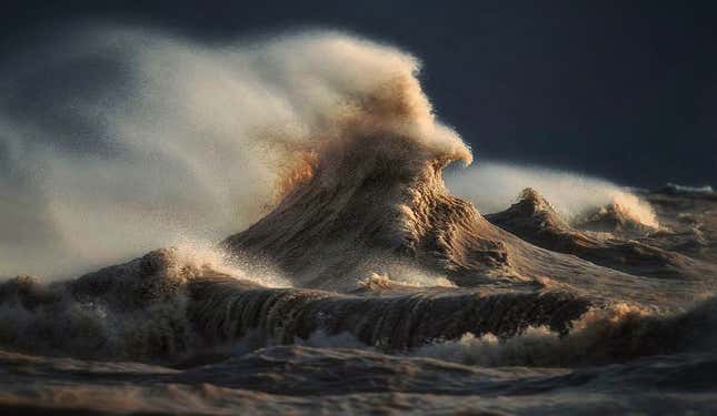Image for article titled Photos: The massive, mountainous waves of Lake Erie
