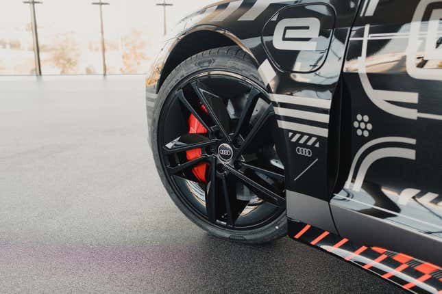 Imagen para el artículo titulado Audi le venderá un RS E-Tron GT camuflado