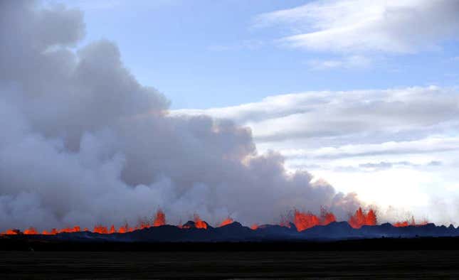 El humo se eleva desde la erupción de lava en Holuhraun, al noroeste del glaciar Dyngjujoekull en Islandia, el lunes 1 de septiembre de 2014