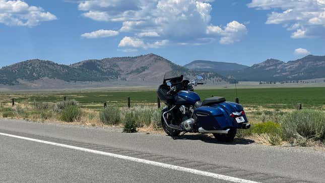 Image for article titled The 2021 Indian Challenger Is The Ultimate Get Out Of Dodge Machine