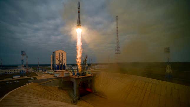 Un cohete portador Soyuz-2.1b que transporta el módulo de aterrizaje lunar Luna-25 despega desde la plataforma de lanzamiento en el cosmódromo de Vostochny en la región de Amur, Rusia.