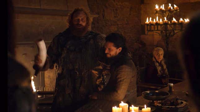 El vaso de Starbucks en medio de esta escena llena de tensión y barbudos.