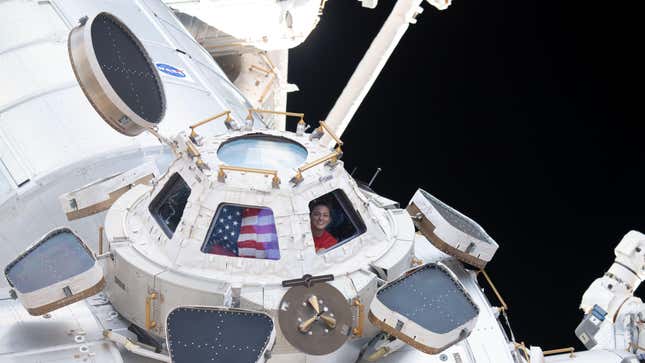 La astronauta de la NASA Nicole Mann mirando por la ventana de la ISS.