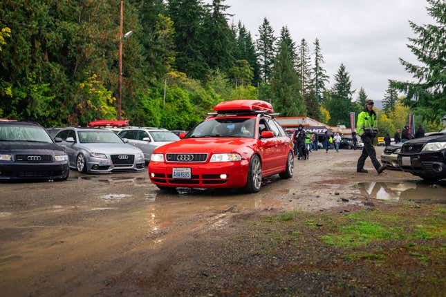 Image for article titled Longroof Fanatics Celebrate Luggage Space At WagonFest