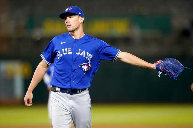 5. September 2023;  Oakland, Kalifornien, USA;  Toronto Blue Jays Pitcher Chris Bassitt (40) wird von Teamkollegen gratuliert, nachdem die Blue Jays das Finale des fünften Innings gegen die Oakland Athletics im Oakland-Alameda County Coliseum aufgezeichnet haben.