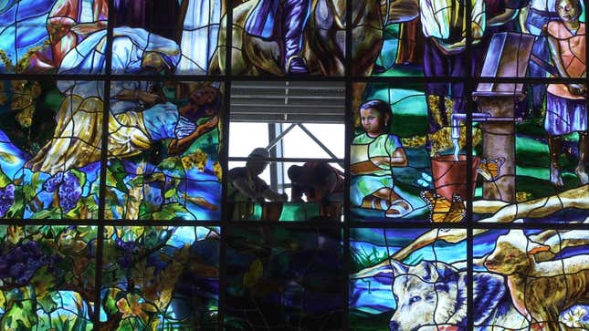 Installing the final panel at the Church of the Resurrection in Leawood, Kansas.