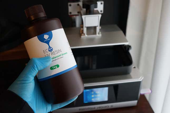 La resina de Anycubic tiene base vegetal, pero hay que limpiarla con isopropanol (alcohol). Es más práctica la soluble en agua.