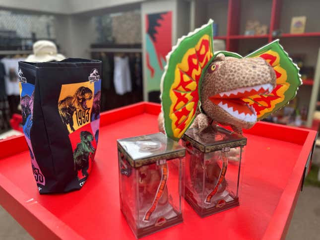 Image for article titled Behold The Throne of Photo Ops at the Jurassic Park SDCC Experience
