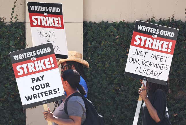 Miembros en huelga del Gremio de Escritores de América.