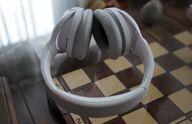 Imagen para el artículo titulado Los Creative Zen Hybrid son la prueba de que unos buenos auriculares ANC no necesitan costar 300 euros