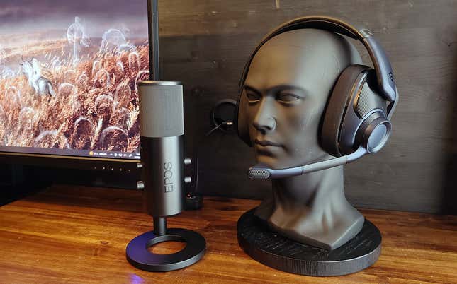 El micrófono EPOS B20 y los auriculares EPOS H6 Pro junto a un monitor de PC.