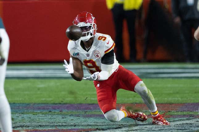 12 de fevereiro de 2023;  Glendale, Arizona, EUA;  O wide receiver do Kansas City Chiefs, JuJu Smith-Schuster (9), pega a bola contra o Philadelphia Eagles no Super Bowl LVII no State Farm Stadium.