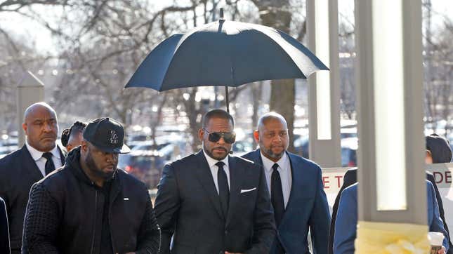 R. Kelly, center, arrives for his court date at the Leighton Courthouse on March 22, 2019 in Chicago, Illinois.
