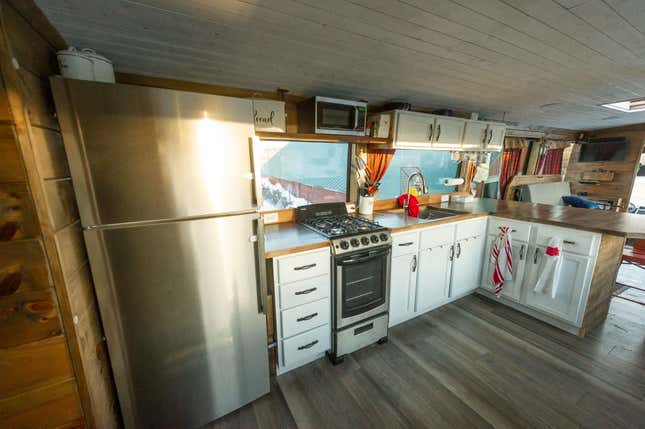 Image for article titled This Beautiful Coach Bus RV Has A Basement Bedroom And A Full Kitchen