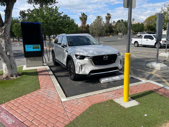 いいえ、それは ChargePoint 充電器ではありません。 これは私がショッピングしていたコールズの外で使用したランダムな充電器です。