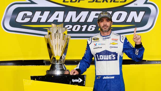 Jimmie Johnson, conductor del Chevrolet Lowe's n.º 48, posa con el trofeo del Campeonato de la Serie de la Copa Sprint de NASCAR en Victory Lane después de ganar el Ford EcoBoost 400 de la Serie de la Copa Sprint de NASCAR y el Campeonato de la Serie de la Copa Sprint de NASCAR de 2016 