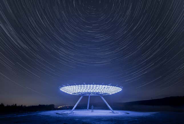Una imagen muy recomendada que muestra rayas de estrellas sobre una gran escultura en Lancashire.