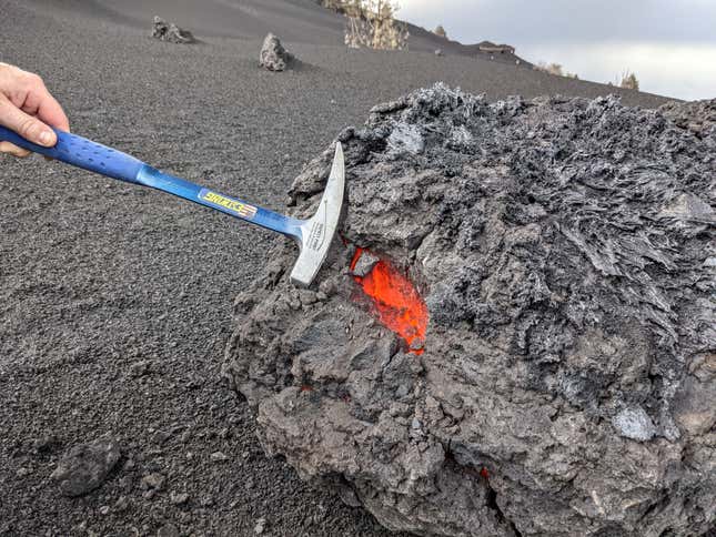 Imagen para el artículo titulado Lo que faltaba: bombas de lava al rojo vivo rodando por el volcán de La Palma