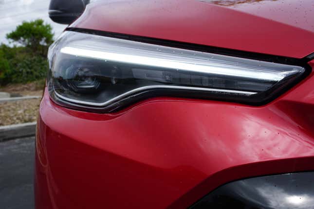 Un Toyota Corolla Cross Hybrid 2023 rojo.