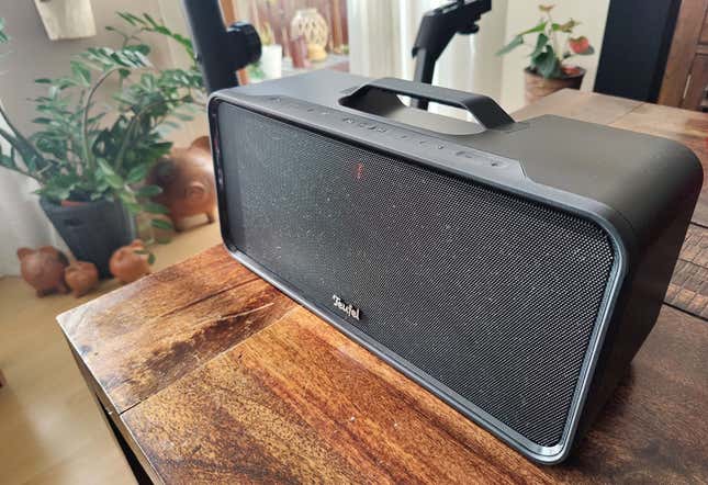 El Teufel Boomster tiene una calidad de sonido fantástica que llena de sobre cualquier habitación, por grande que sea.