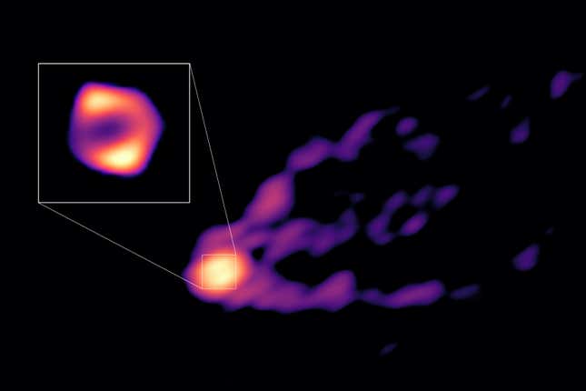 Ein Bild, das den Schatten (Einschub) und den Strahl des Schwarzen Lochs M87 zeigt.