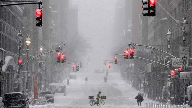 Imagen para el artículo titulado Esto es lo que debes hacer si te quedas atrapado con tu auto en una tormenta de nieve infernal