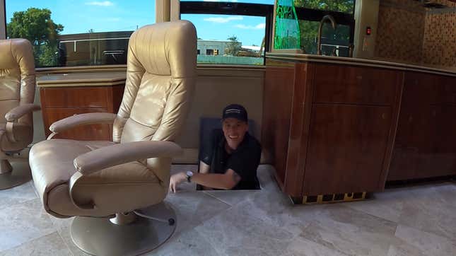 Imagen para el artículo titulado Esta monstruosa caravana de 500.000 dólares tiene dos baños y un dormitorio en el sótano
