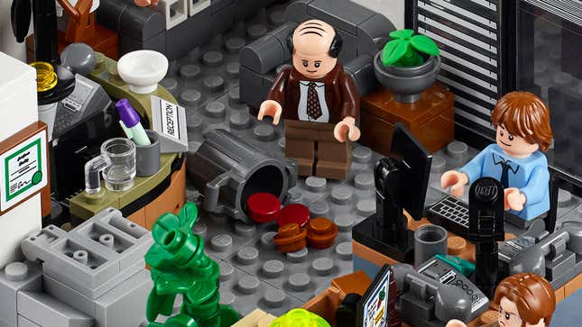 Imagen para el artículo titulado Parkour! Lo nuevo de Lego es un kit de The Office con 15 figuras y una engrapadora cubierta en gelatina