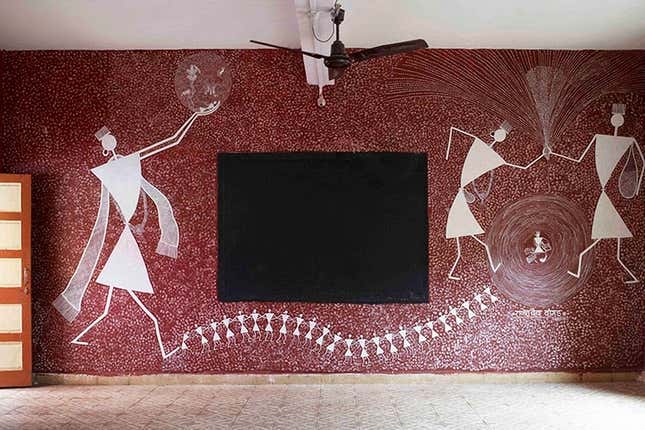 Image for article titled Japanese artists create stunning mud paintings on this Indian school’s walls—then wipe them off