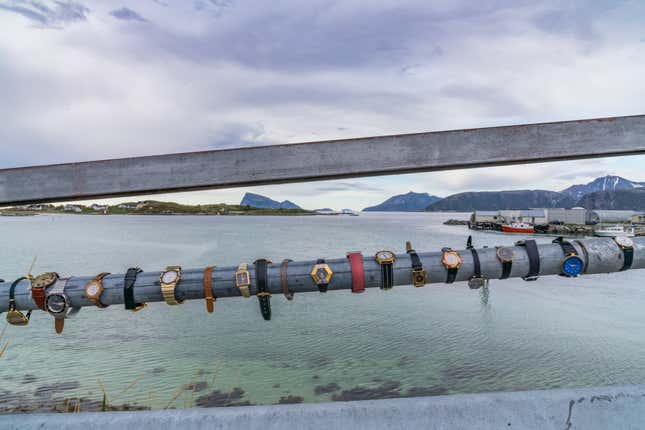 Watches on a bridge in Sommarøy.