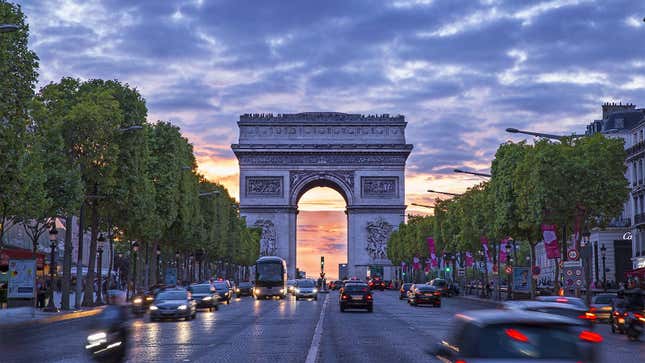 A photo of a traffic circle in Paris. 