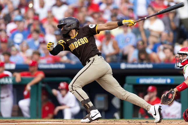 15. Juli 2023;  Philadelphia, Pennsylvania, USA;  Der rechte Feldspieler der San Diego Padres, Fernando Tatis Jr. (23), trifft im ersten Inning gegen die Philadelphia Phillies im Citizens Bank Park eine Auswahl der RBI-Feldspieler.