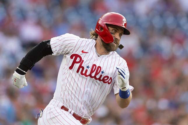 9. August 2023;  Philadelphia, Pennsylvania, USA;  Der designierte Schlagmann der Philadelphia Phillies, Bryce Harper (3), leitet die Bases, nachdem er im ersten Inning gegen die Washington Nationals im Citizens Bank Park ein RBI-Double geschlagen hat.