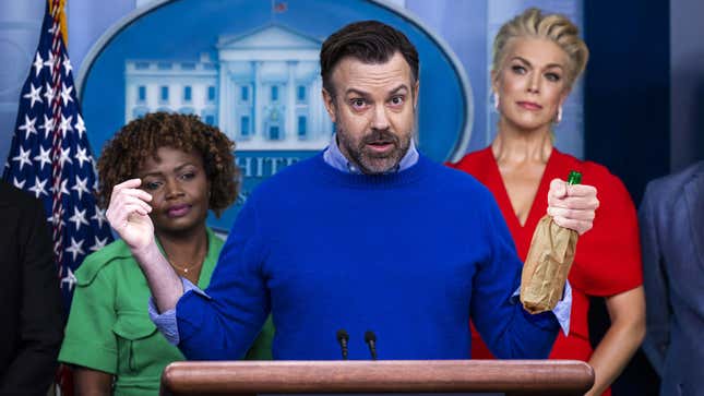 Image for article titled Jason Sudeikis Takes White House Lectern To Drunkenly Rant About How Harry Styles Ruined His Life