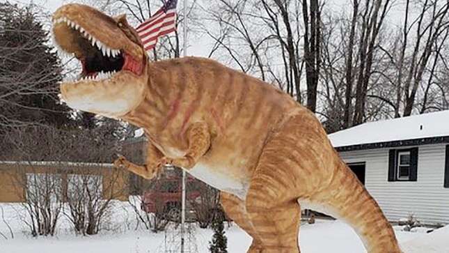 Imagen para el artículo titulado Construye un Tyrannosaurus rex a tamaño real en el patio de su casa... usando nieve