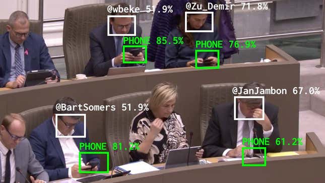 Imagen para el artículo titulado Una IA rastrea imágenes de los políticos que miran sus teléfonos durante los debates para avergonzarlos
