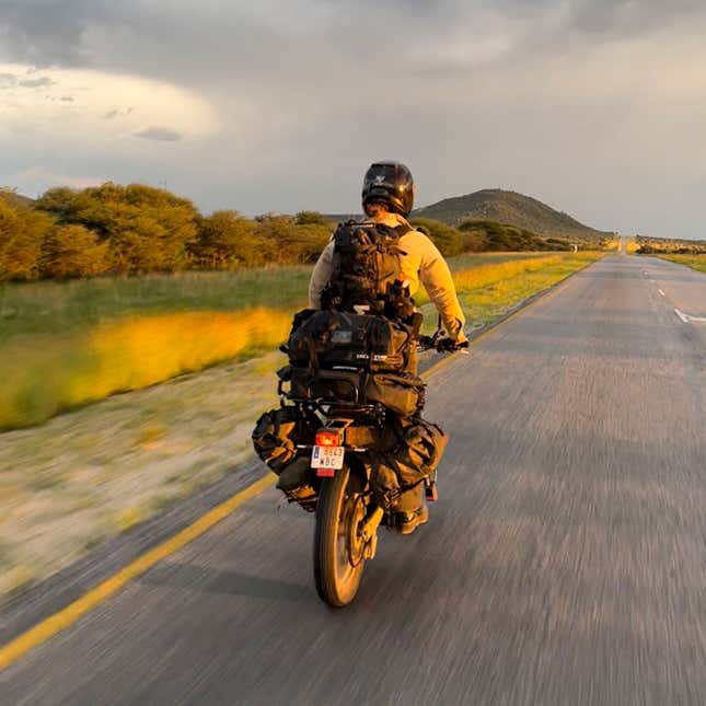 Cake 電動バイクに乗っている Sinje Gottwald の写真。 