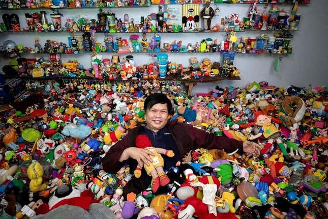 Imagen para el artículo titulado Este hombre tiene la colección más grande de juguetes de cadenas de comida rápida