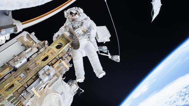 Imagen para el artículo titulado La NASA restrasó la reparación de una antena de la ISS por el riesgo de impacto con basura espacial