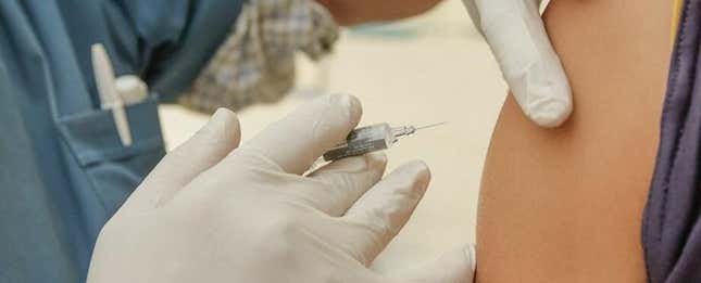 Imagen para el artículo titulado Por qué las vacunas del COVID-19 causan dolor en el brazo durante días