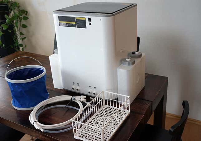 Vista general de la Anycubic Wash & Cure Max con sus accesorios y tubos.